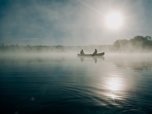Fischer im Nebel auf einem See