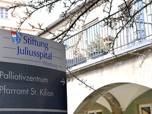 Das Schild weist den Weg zur Palliativstation des Juliusspitals in Würzburg.