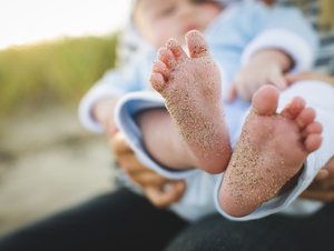 Babyfüße voller Sand
