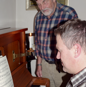 Wolf Wichert (hinten) und Alexander Wolf am Klavier