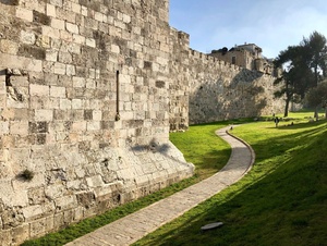 Ein Weg führt an einer Mauer in Jerusalem entlang