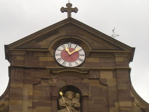 An der St.-Johannes-Kirche in Egenhausen zeigt die Uhr eine IIII.