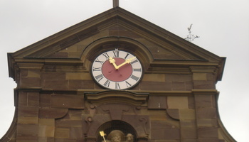 An der St.-Johannes-Kirche in Egenhausen zeigt die Uhr eine IIII.